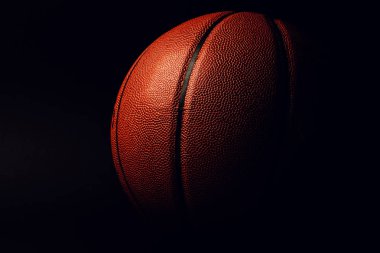Siyah zemin üzerinde basketbol topu.