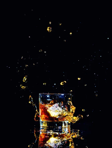 Isolierte Aufnahme Von Whisky Mit Spritzer Auf Schwarzem Hintergrund Brandy — Stockfoto