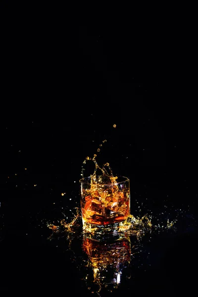 Ізольований Знімок Віскі Бризкою Чорному Тлі Бренді Келиху — стокове фото