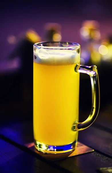 Szklanka Piwa Światła Tle Pub — Zdjęcie stockowe