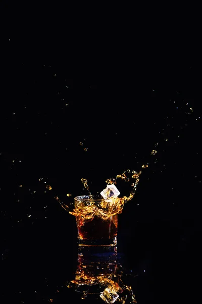 Colpo Isolato Whisky Con Spruzzata Fondo Nero Brandy Bicchiere — Foto Stock