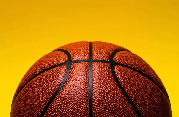 Piłkę Koszykówki Żółtym Tle — Zdjęcie stockowe