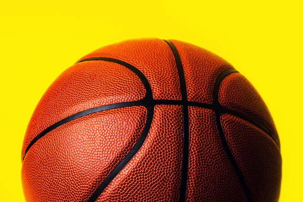 Basketbol Topu Sarı Zemin Üzerine — Stok fotoğraf