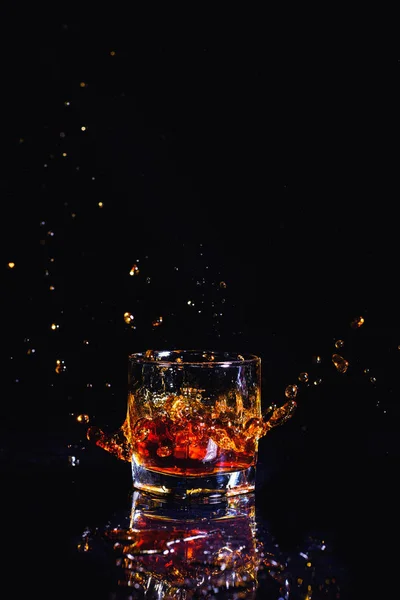 Plan Isolé Whisky Avec Éclaboussure Sur Fond Noir Brandy Dans — Photo