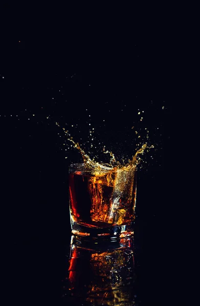 Geïsoleerde Schot Van Whisky Met Splash Zwarte Achtergrond Brandy Een — Stockfoto