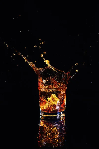 Strzał Białym Tle Whisky Splash Czarnym Tle Brandy Szklance — Zdjęcie stockowe