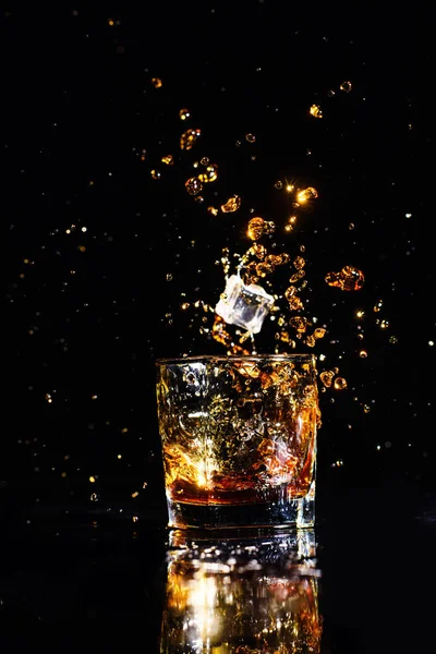 Isolerade Skott Whisky Med Stänk Svart Bakgrund Brandy Ett Glas — Stockfoto