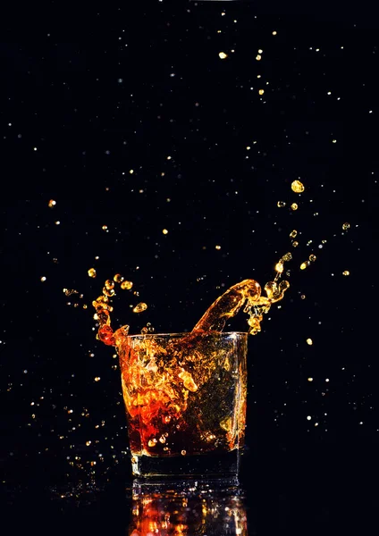 Tiro Aislado Whisky Con Salpicadura Sobre Fondo Negro Brandy Vaso —  Fotos de Stock