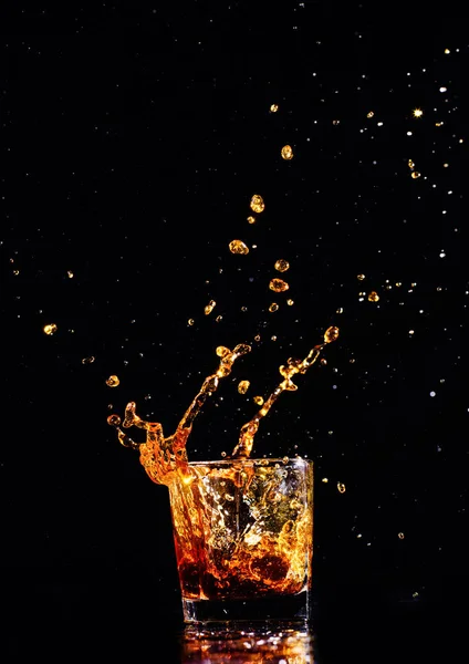 Isolierte Aufnahme Von Whisky Mit Spritzer Auf Schwarzem Hintergrund Brandy — Stockfoto