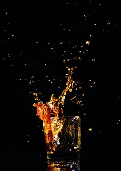 Elszigetelt Lövés Whisky Splash Fekete Háttér Egy Pohár Pálinka — Stock Fotó
