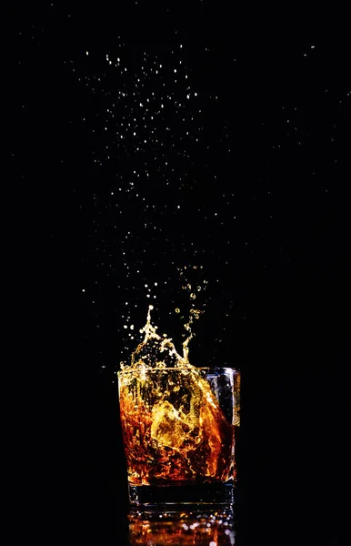 Isolierte Aufnahme Von Whisky Mit Spritzer Auf Schwarzem Hintergrund Brandy — Stockfoto