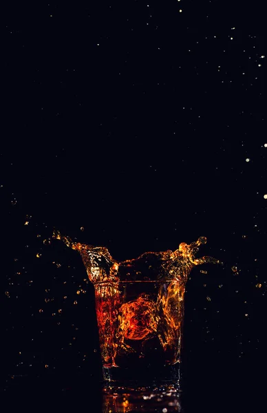 Isolierte Aufnahme Von Whisky Mit Spritzer Auf Schwarzem Hintergrund Brandy — Stockfoto