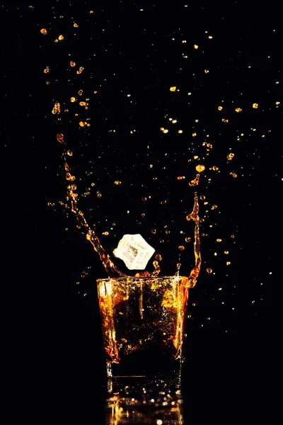 Isolierte Aufnahme Von Whisky Mit Spritzer Auf Schwarzem Hintergrund Brandy — Stockfoto