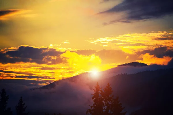 Coucher Soleil Dans Les Montagnes — Photo