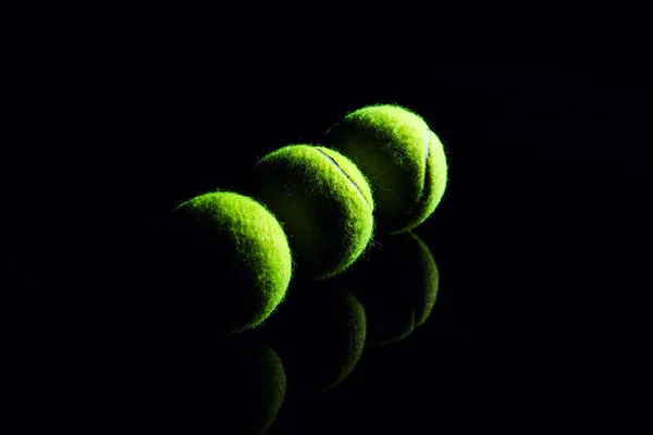 Tennis Ball Isolato Nero Con Illuminazione Drammatica — Foto Stock