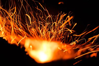 Kara Arkaplanda kıvılcımlar