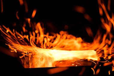 Kara Arkaplanda kıvılcımlar