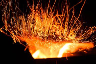 Kara Arkaplanda kıvılcımlar