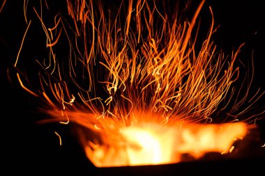 Kara Arkaplanda kıvılcımlar