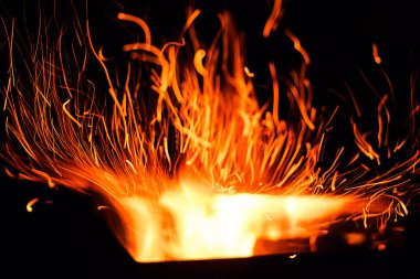 Kara Arkaplanda kıvılcımlar