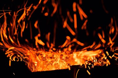 Kara Arkaplanda kıvılcımlar