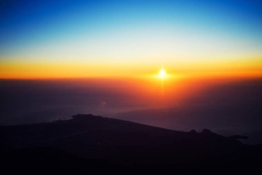Sunrise şaşırtıcı bir denizin önünde tahtalı dağ aralığının üst görünümden. Türkiye'nin turistik. Kemer Antalya Türkiye.