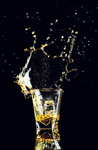 Tiro Aislado Whisky Con Salpicadura Sobre Fondo Negro Brandy Vaso — Foto de Stock
