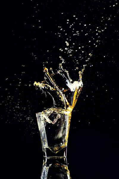 Isolert Whisky Med Plaske Svart Bakgrunn Brandy Glass – stockfoto
