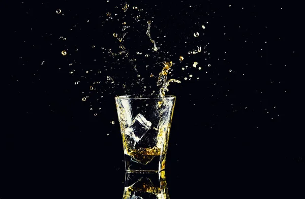 Strzał Białym Tle Whisky Splash Czarnym Tle Brandy Szklance — Zdjęcie stockowe
