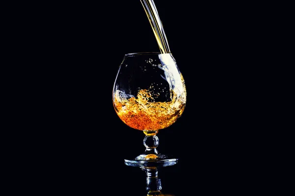 Vetro Con Cognac Con Spruzzata Fondo Nero — Foto Stock