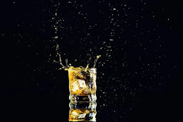 Izolované Panák Whisky Splash Černém Pozadí Brandy Skle — Stock fotografie