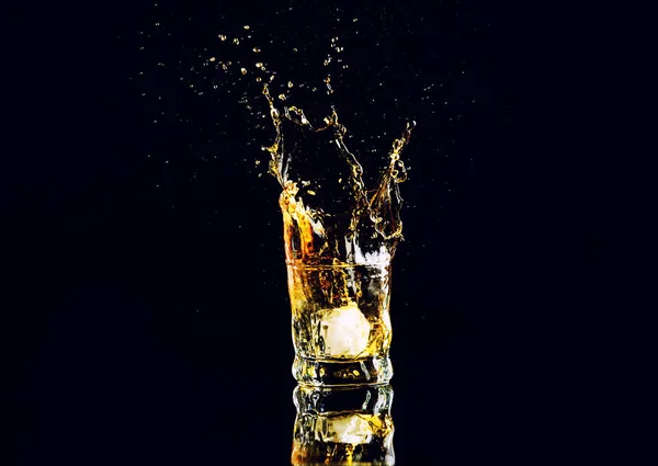 Colpo Isolato Whisky Con Spruzzata Fondo Nero Brandy Bicchiere — Foto Stock