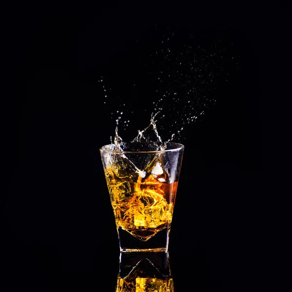 Strzał Białym Tle Whisky Splash Czarnym Tle Brandy Szklance — Zdjęcie stockowe