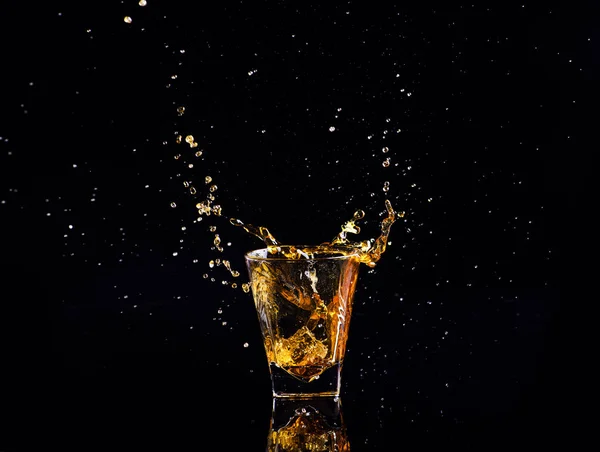 Isolierte Aufnahme Von Whisky Mit Spritzer Auf Schwarzem Hintergrund Brandy — Stockfoto