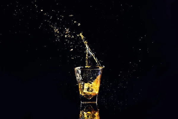 Isolerade Skott Whisky Med Stänk Svart Bakgrund Brandy Ett Glas — Stockfoto