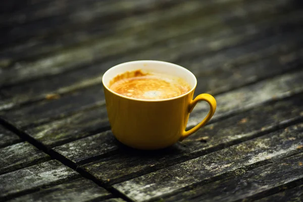 Una Taza Amarilla Sabroso Café Sobre Fondo Rústico Mesa Madera — Foto de Stock