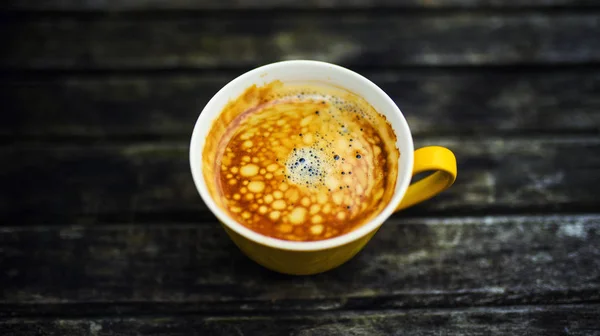 Eine Gelbe Tasse Leckeren Kaffee Auf Rustikalem Holztischhintergrund — Stockfoto