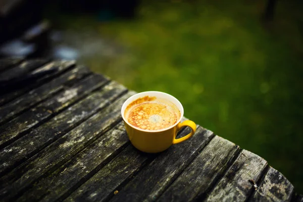 Gul Kopp Välsmakande Kaffe Rustik Trä Bordsbakgrund Vårtid — Stockfoto