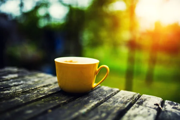 Eine Gelbe Tasse Leckeren Kaffee Auf Rustikalem Holztischhintergrund — Stockfoto