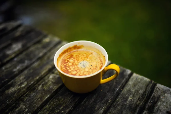 Gul Kopp Välsmakande Kaffe Rustik Trä Bordsbakgrund — Stockfoto