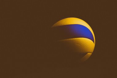 siyah arka plan üzerine izole voleybol topu.