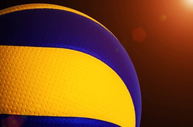 Beyaz bir arka plan üzerinde izole voleybol topu