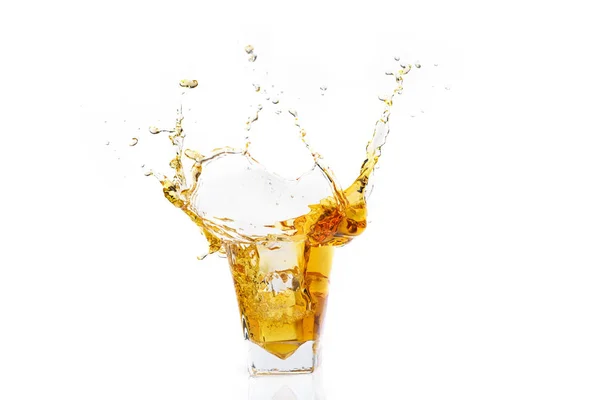 Изолированный выстрел виски с брызгами на белом фоне, бренди — стоковое фото