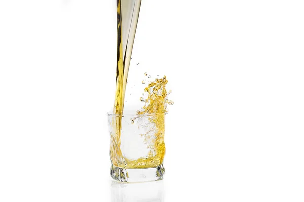 Tiro aislado de whisky con salpicadura sobre fondo blanco, brandy — Foto de Stock