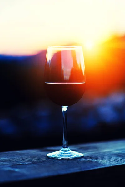 Two glasses of wine at sunset dramatic sky on mountain landscape — Stock Photo, Image