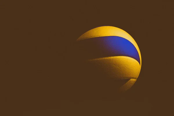 Pelota de voleibol aislada sobre fondo negro . — Foto de Stock