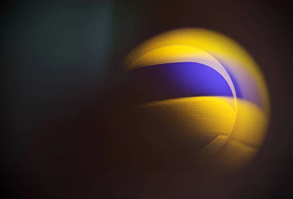 Pelota de voleibol aislada sobre fondo negro . — Foto de Stock