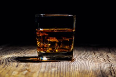 Siyah arka planda ıssız bir viski shot 'ı.