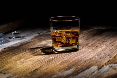 Siyah arka planda ıssız bir viski shot 'ı.
