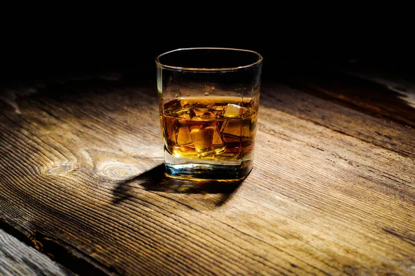 Isolierter Schuss Whisky mit Spritzer auf schwarzem Hintergrund — Stockfoto